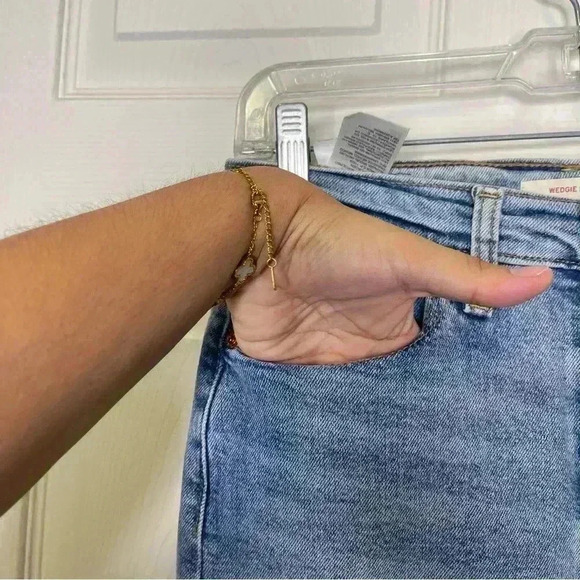 Levi’s Women’s Wedgie Straight Light Wash Distressed Jeans Sz 27 - Picture 4 of 10